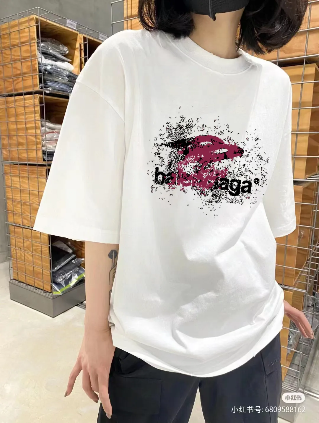 P80✨🔥 BALENCIAGA Paris lettering printed short-sleeved T-shirt. Custom-woven and dyed 300 grams of combed cotton heavyweight fabric. Zero color difference in threads. Perfect details. Different from the current currency version. Welcome to compare. Same Style for men and women. Must-sell in the picture above. Color: White Black Size: 1 2 3 4